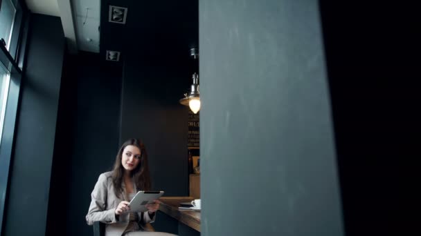 Mulher hipster bonita usando laptop no café — Vídeo de Stock