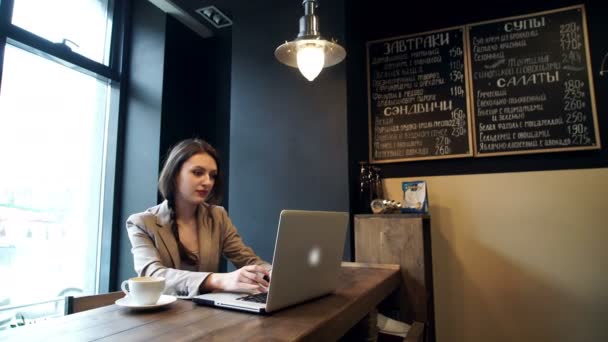 Bella donna hipster utilizzando il computer portatile al caffè — Video Stock