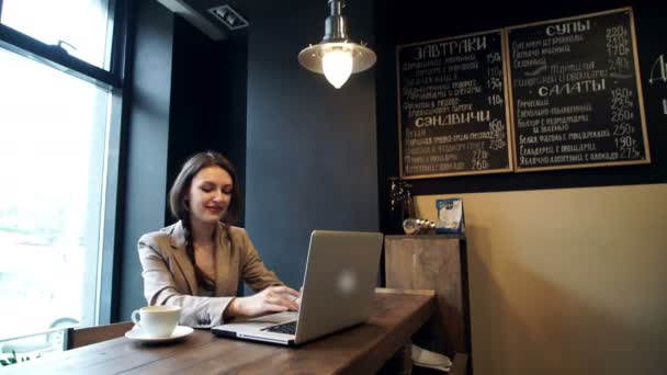 Mulher hipster bonita usando laptop no café — Vídeo de Stock