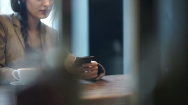 Couple dans une phase commune moderne de désintérêt et de tristesse mutuels — Video