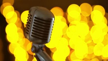 Retro mikrofon renkli bir arka plana dayanır