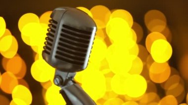 Retro mikrofon renkli bir arka plana dayanır