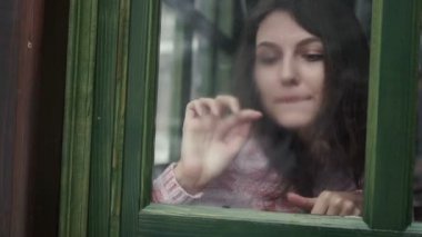 pencere pervazına üzerinde oturan ve Cam Boyama güzel kız