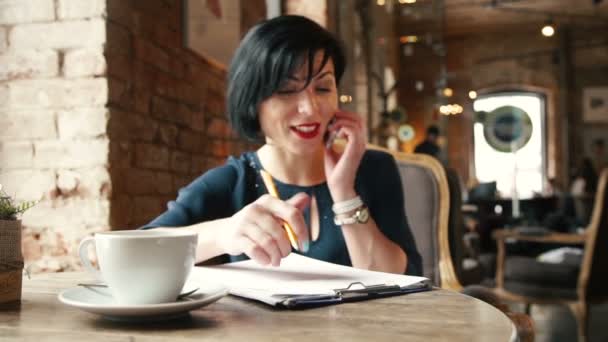 Imagen franca de una mujer de negocios trabajando en un café . — Vídeos de Stock