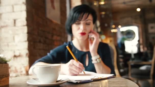 Imagem franca de uma mulher de negócios trabalhando em um café . — Vídeo de Stock