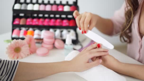 Manicure proces w salonie piękności, zbliżenie — Wideo stockowe