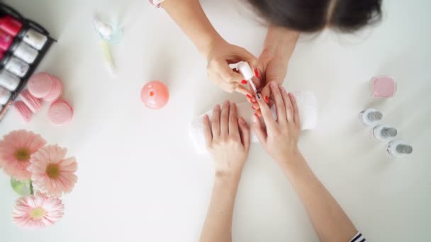 Unhas saloon mulher unha polonês remover com tecido para nova manicure — Vídeo de Stock