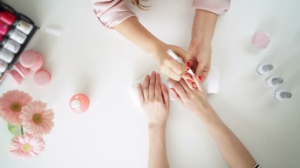 Uñas mujer salón esmalte de uñas quitar con tejido para la nueva manicura — Vídeos de Stock