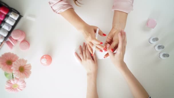 Unhas saloon mulher unha polonês remover com tecido para nova manicure — Vídeo de Stock