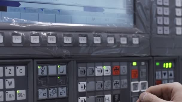 Cnc machine monitor display mit laufendem Programmcode — Stockvideo