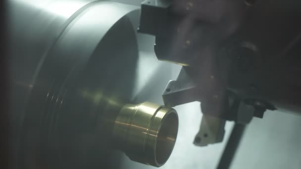 CNC-Fräsmaschine für Metallbearbeitung. Schneiden von Metall moderne Verarbeitungstechnologie. — Stockvideo