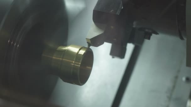 Metal işleten CNC değirmen makinesi. Metal modern işleme teknolojisi kesiliyor. — Stok video