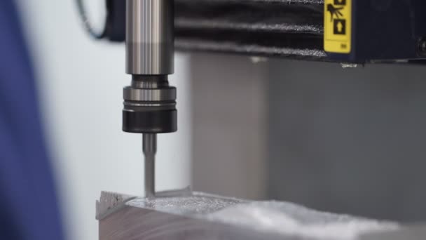 Fraiseuse CNC de travail des métaux. Découpe de métal technologie de traitement moderne.