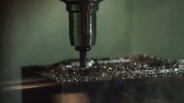 Metal işleten CNC değirmen makinesi. Metal modern işleme teknolojisi kesiliyor.