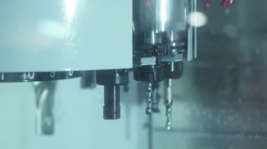 Metal işleten CNC değirmen makinesi. Metal modern işleme teknolojisi kesiliyor.