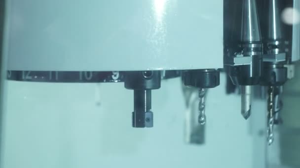 Металлообрабатывающий фрезерный станок с ЧПУ. Современная технология обработки металлов. — стоковое видео