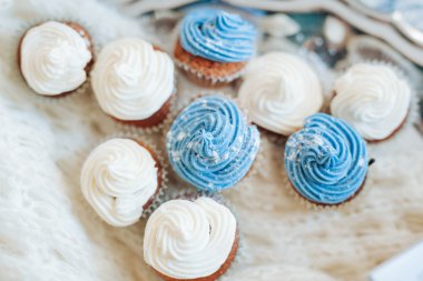Ahşap arka plan, üstten görünüm üzerinde çikolata cupcakes