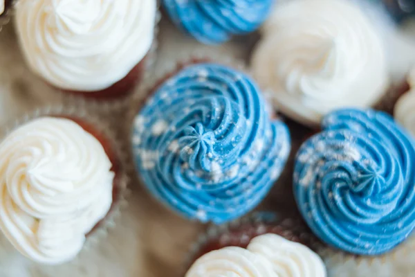 Chocolate cupcakes on wooden background, top view — Stock Photo, Image