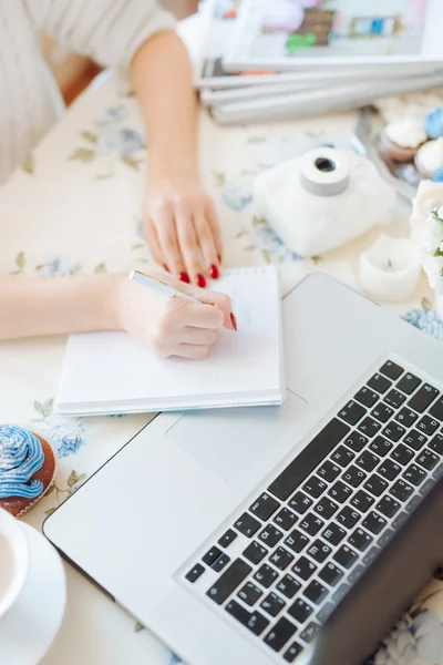 Tangan wanita sibuk mengetik di laptop — Stok Foto