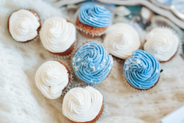 Chocolate cupcakes on wooden background, top view — Stock Photo, Image