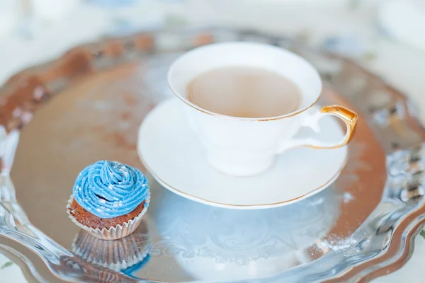 Muffin with a cup of coffee for breakfast — Stock Photo, Image