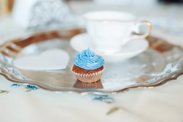 Muffin με ένα φλιτζάνι καφέ για πρωινό — Φωτογραφία Αρχείου