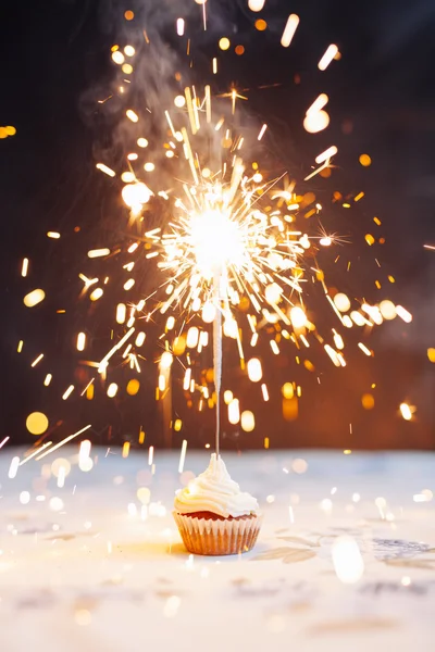 Cupcake di compleanno con una scintilla — Foto Stock