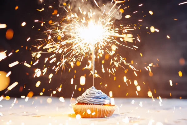 Bolo de aniversário com um sparkler — Fotografia de Stock