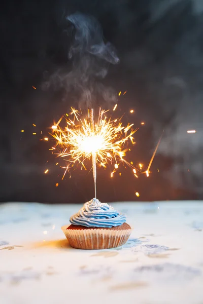 Doğumgünü Keki bir maytap ile