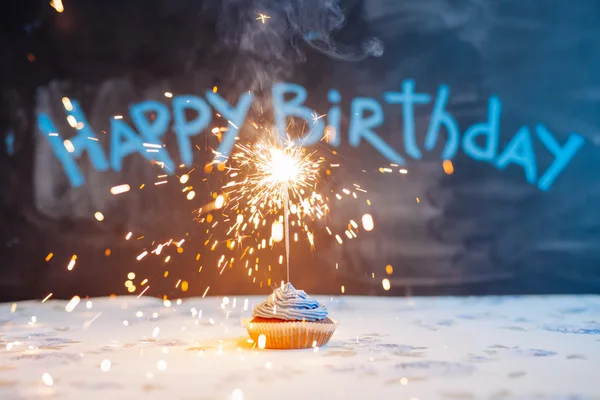 Bolo de aniversário com um sparkler — Fotografia de Stock