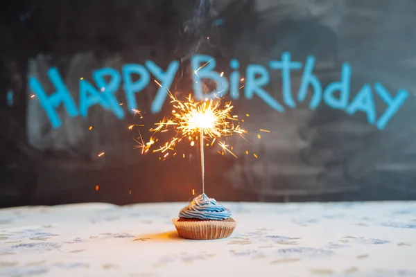 Cupcake d'anniversaire avec un scintillement — Photo