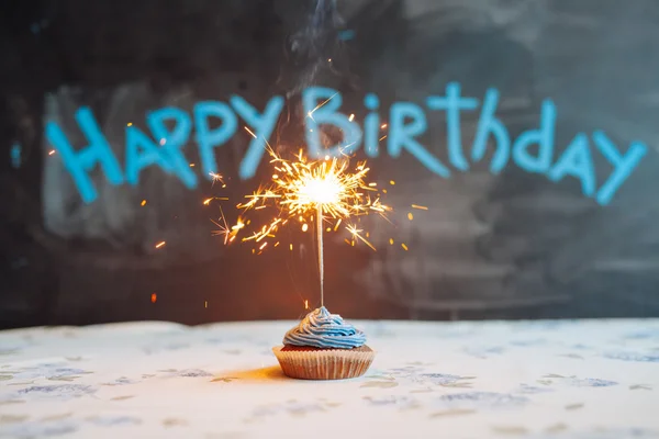 Bolo de aniversário com um sparkler — Fotografia de Stock