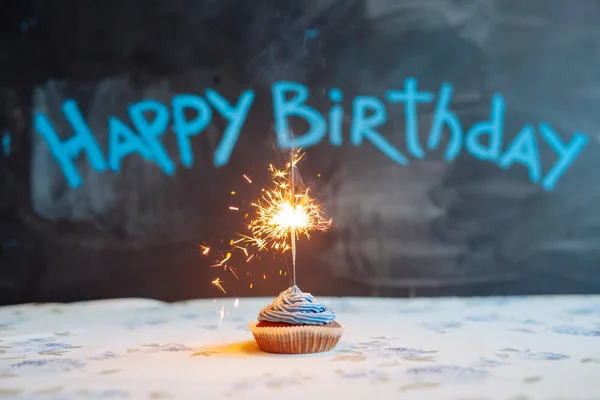 Bolo de aniversário com um sparkler — Fotografia de Stock