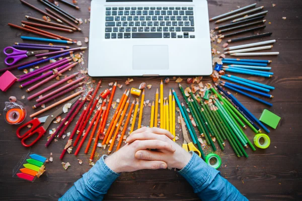 Grafik tasarımcı iş başında. Renk renk örneği örnekleri.