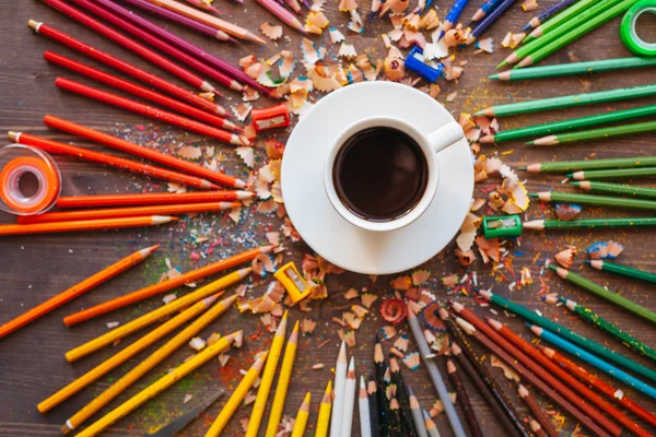 Pensil warna dan secangkir kopi dengan latar belakang kayu — Stok Foto