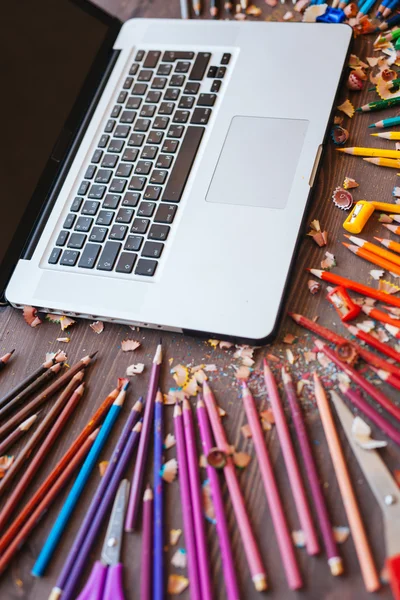 Grafik tasarımcı iş başında. Renk renk örneği örnekleri.