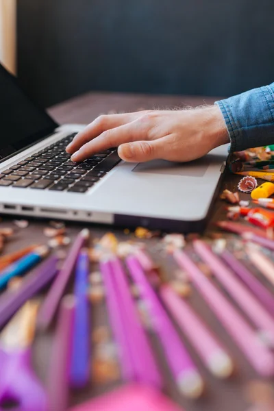 Grafisch ontwerper op het werk. Kleur staal monsters. — Stockfoto