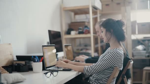 Jovem grupo de pessoas. arquitetos discutindo planos de negócios — Vídeo de Stock