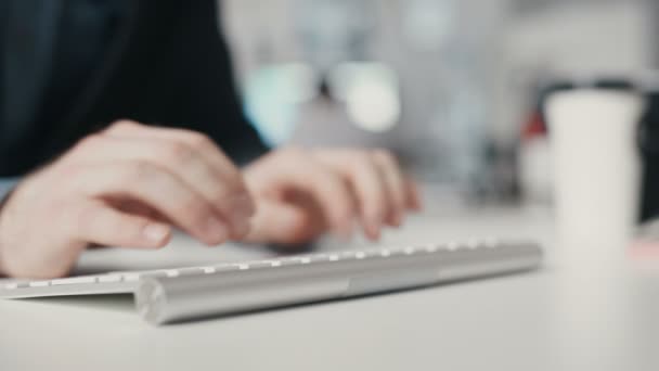 Hombre manos escribiendo en el ordenador del teclado — Vídeos de Stock