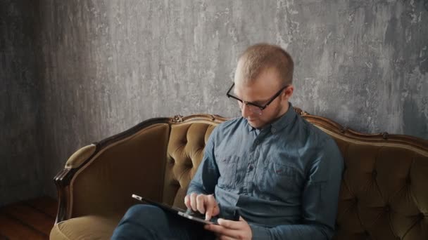 Portré egy szép boldog fiatalember segítségével digitális tabletta — Stock videók