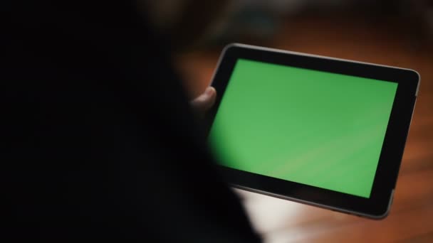 Un uomo tiene un tablet PC vuoto con uno schermo verde per il proprio contenuto personalizzato . — Video Stock