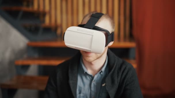 Homme portant des lunettes de réalité virtuelle. Plan studio, backgroun gris — Video