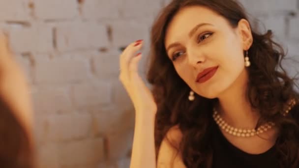Reflektion av ung vacker kvinna tillämpa hennes make-up, titta i en spegel — Stockvideo