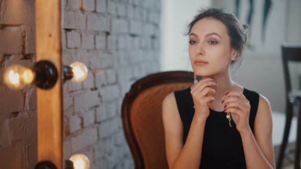 Reflectie van jonge mooie vrouw aanbrengen van haar make-up, kijken in een spiegel — Stockvideo