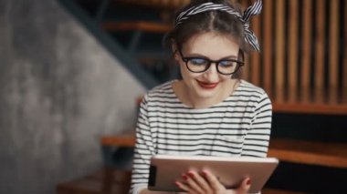 Gülümseyen genç kadın ofiste dijital tablet kullanma