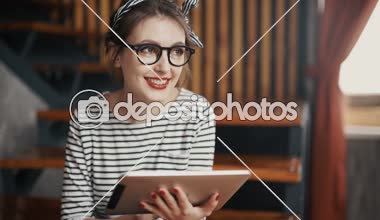 Gülümseyen genç kadın ofiste dijital tablet kullanma