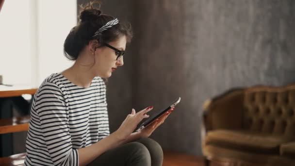 Mosolygó fiatal nő segítségével digitális tábla az irodában — Stock videók