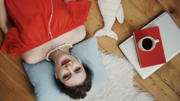 Yatmadan önce müzik kadın — Stok video