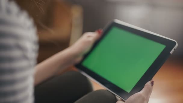 Gemengd ras vrouw lachen met tablet — Stockvideo