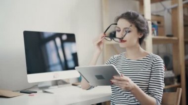 Şık esmer ev ofisinde evden çalışma